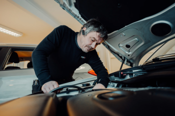 Mekaniker sjekker brukt bil